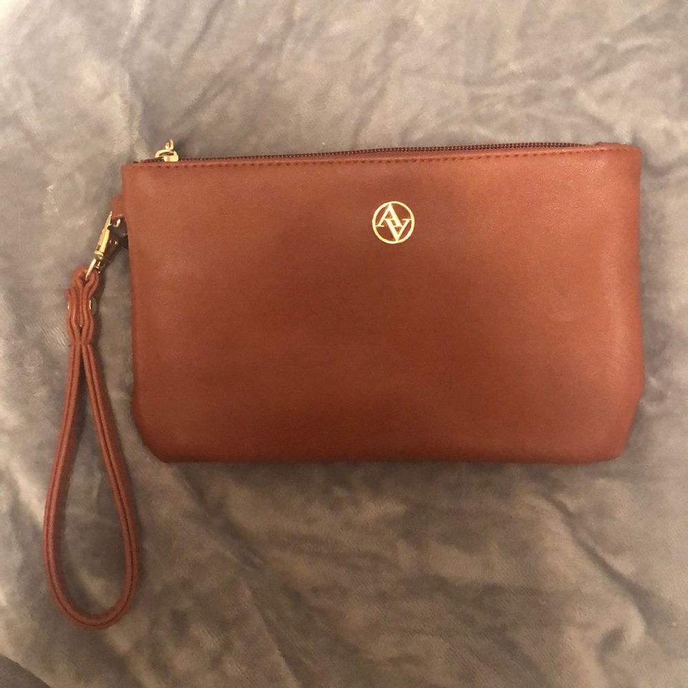 Adrienne Vittadini charging clutch